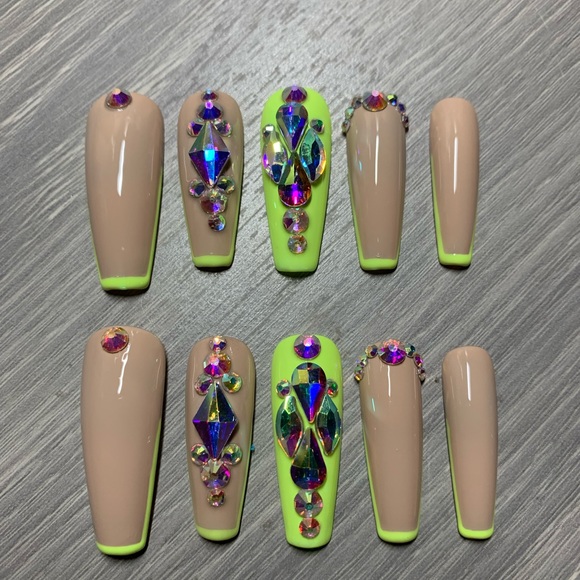 Handmade Luxury Press on Nails - Picture 3 of 10